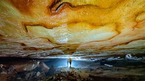 The Illuminated Cave! A Journey into Colombian Folklore with Echoes of Ancient Mysteries